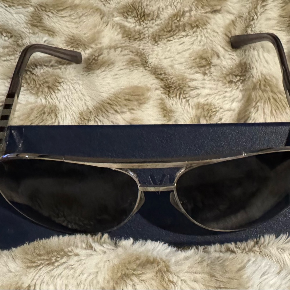 ✨ Louis Vuitton Black and Silver Aviator Sunglasses Like New with Box ✨ - Picture 6 of 6